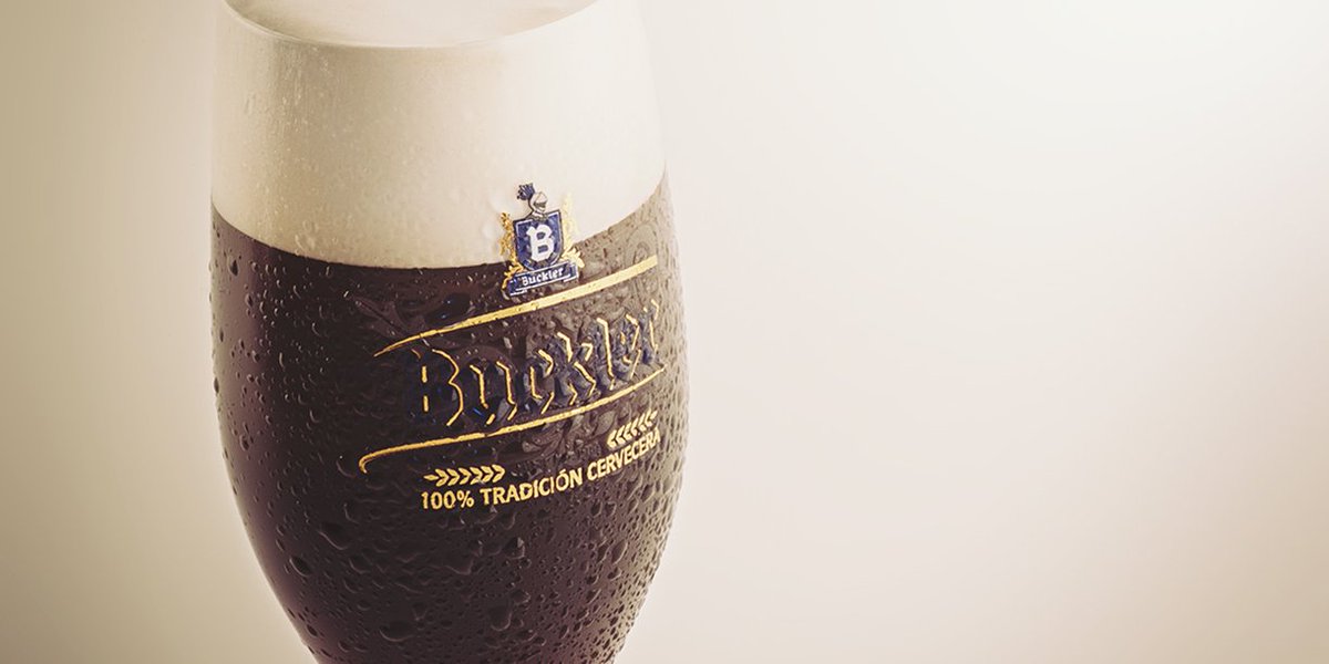 Heineken_ESCorp's tweet photo. Genuina, repleta de sabor, con aromas suaves de café, caramelo toffee y un ligero regusto a regaliz. @Buckler00 #negra es simplemente única. https://t.co/0dtrrIbK6U