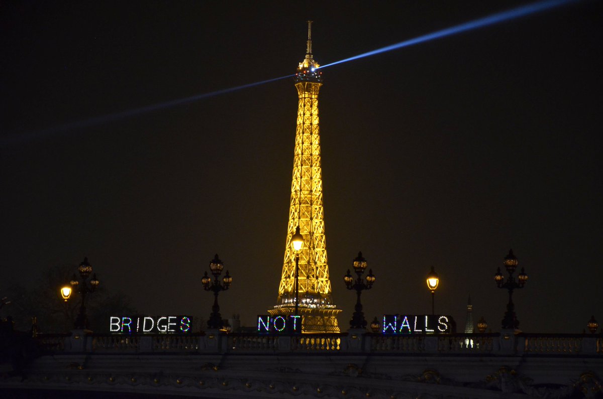Trump: la résistance contre la haine,la xénophobie, le sexisme, l'homophobie.. commence! 50 actions ds le monde aujourd'hui #BridgesNotWalls