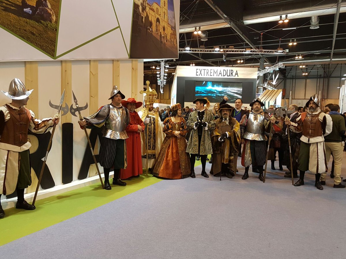 Fundacioncardin's tweet photo. En #FITUR con el Emperador Carlos V gracias a @TEATROCONTRASTE con la delegación de #Villaviciosa @DeTazones  @TeatroRiera  @CAROLUSVEMPEROR https://t.co/8pnM9yAWEu