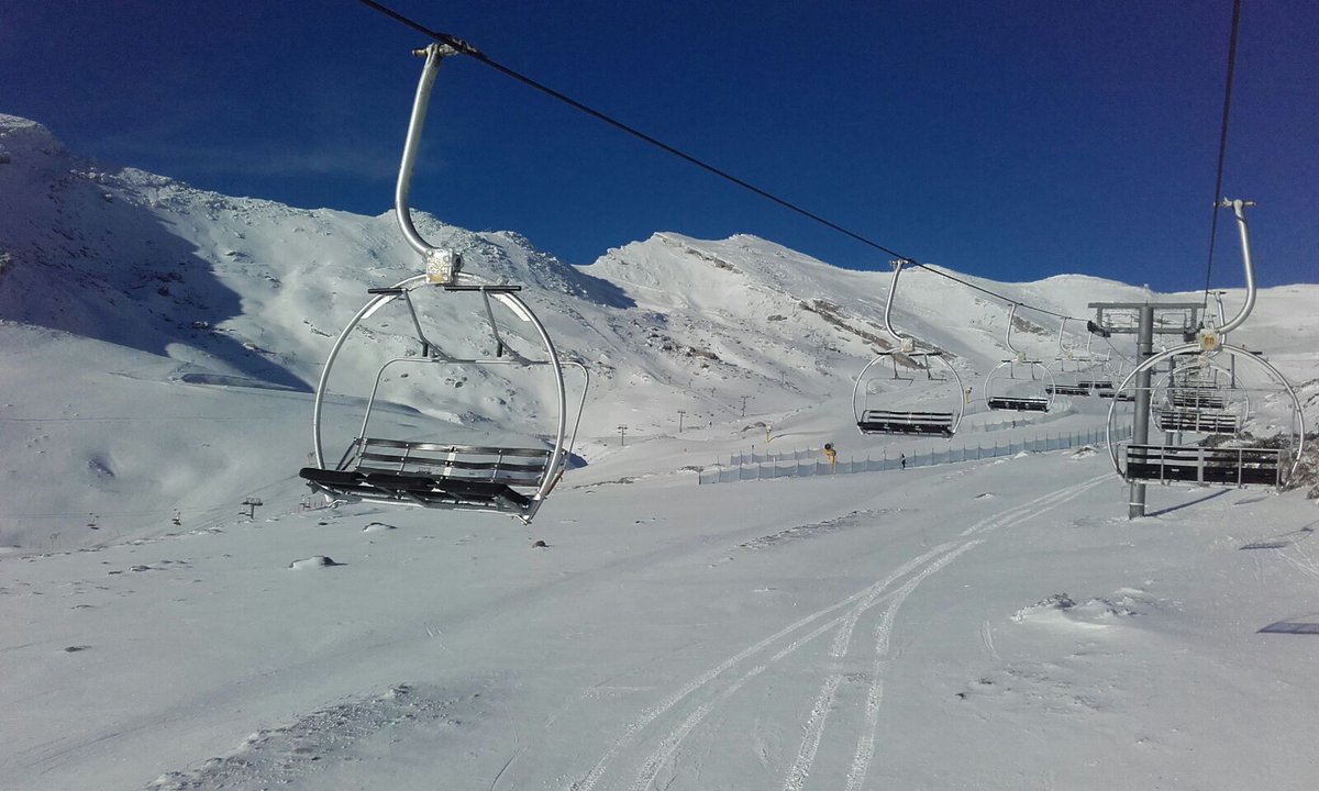 Alto_Campoo's tweet photo. ¡Vaya día tenemos! ¿Te animas a venir el #findesemana? 
Saca tu #forfait #online y evita colas https://t.co/yR3WYClvIm
#TengoGanasDeNieve https://t.co/mwhBhP2L1C