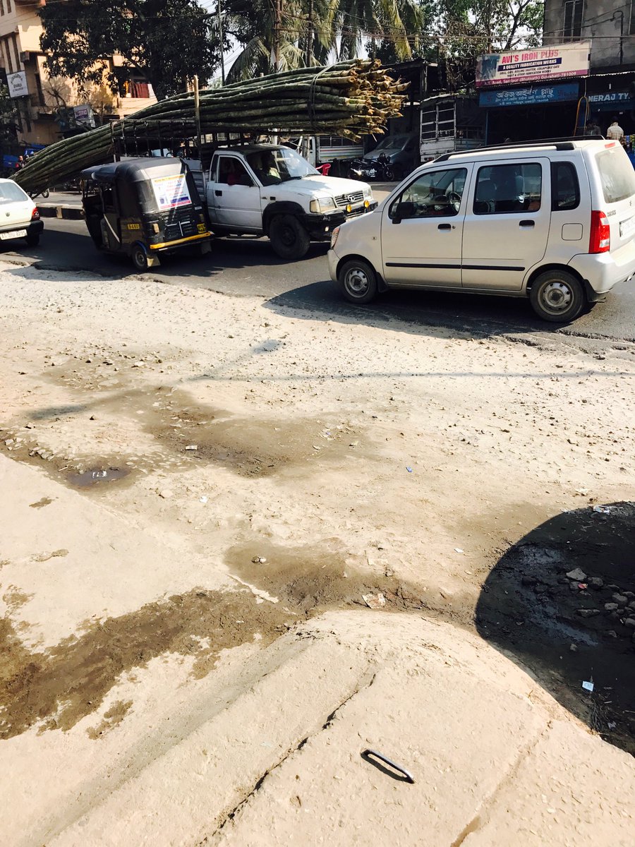 Dibyajit94's tweet photo. Spotted a genius @guwahaticity #riptrafficrules 😂 https://t.co/p26bQxVhiO