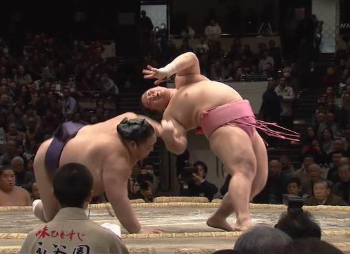 大相撲65年ぶりの決まり手 たすき反り がすごい そんな珍技を瞬時に実況するアナウンサーもすごい Togetter