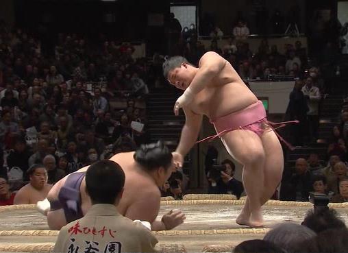 大相撲65年ぶりの決まり手 たすき反り がすごい そんな珍技を瞬時に実況するアナウンサーもすごい Togetter