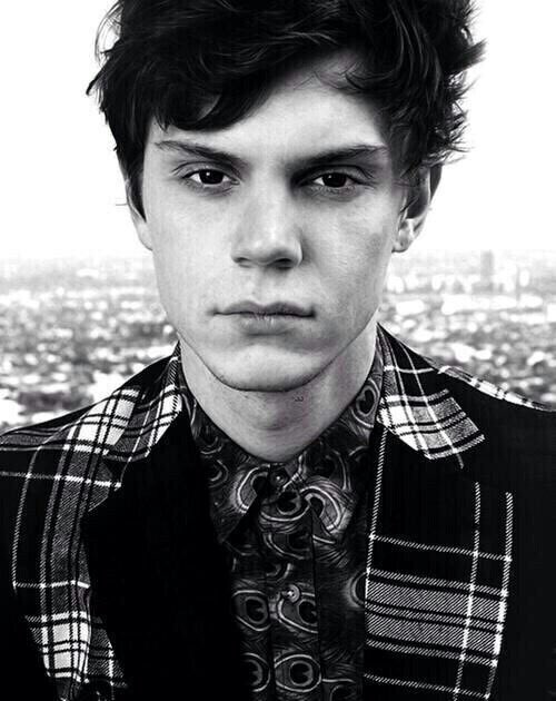 valentinabueno_'s tweet photo. Se Evan Peters existe, graças a Deus pq existe. #HappyBirthdayEvanPeters https://t.co/Q8Ut08Ec2A