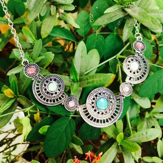 Flaunt your beautiful neckline with this gorgeous piece! Visit shopo.in/sparklingcreat…
#Shopoholic #Shopotime #Oxidizedsilver #Neckpiece