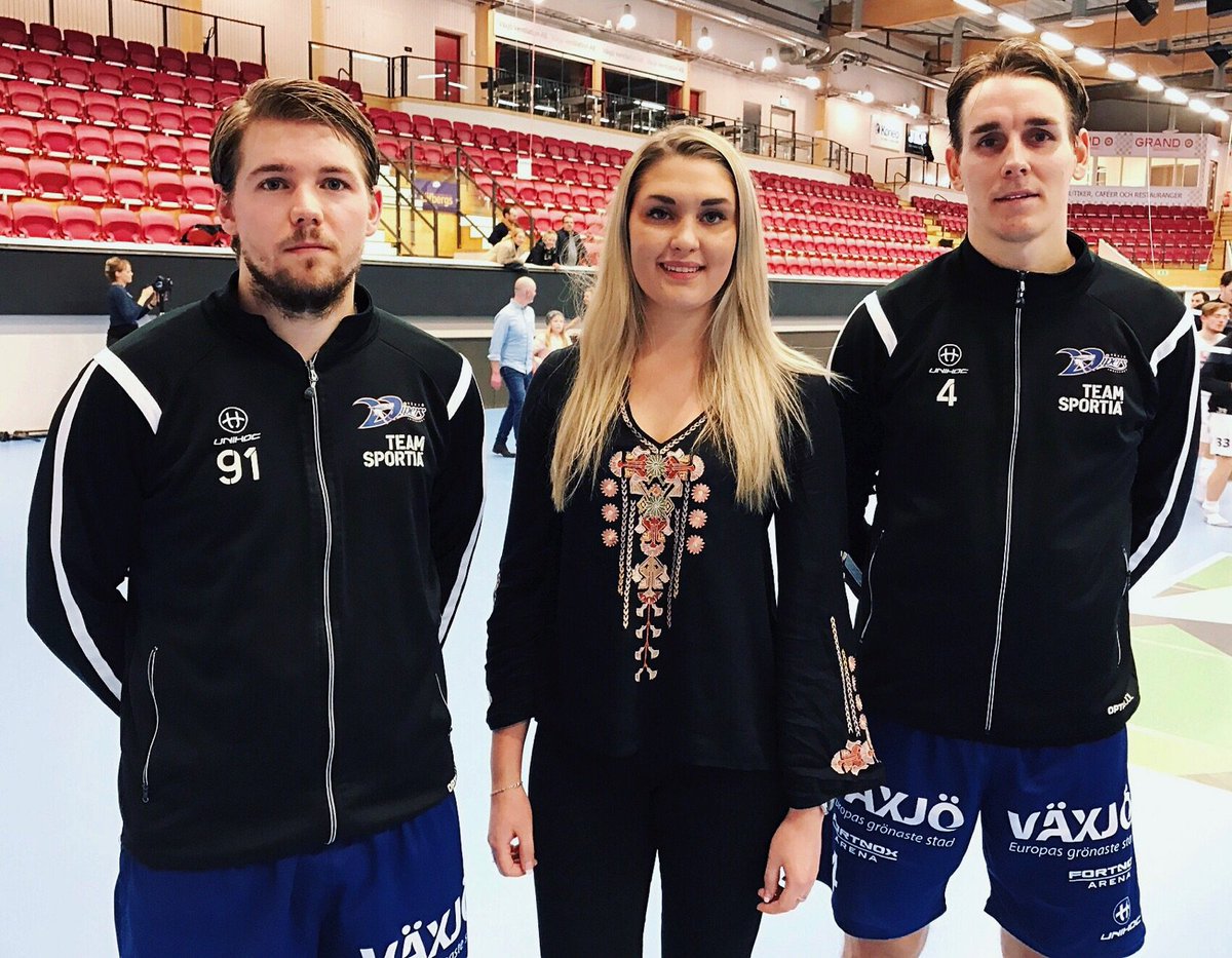 vxonewsse's tweet photo. Vår eventreporter @koivistoemma har varit på innebandy. Läs hennes reportage från @vaxjovipers vs @Mullsjoais här. https://t.co/m0Wg51169p https://t.co/msQmaL9zur