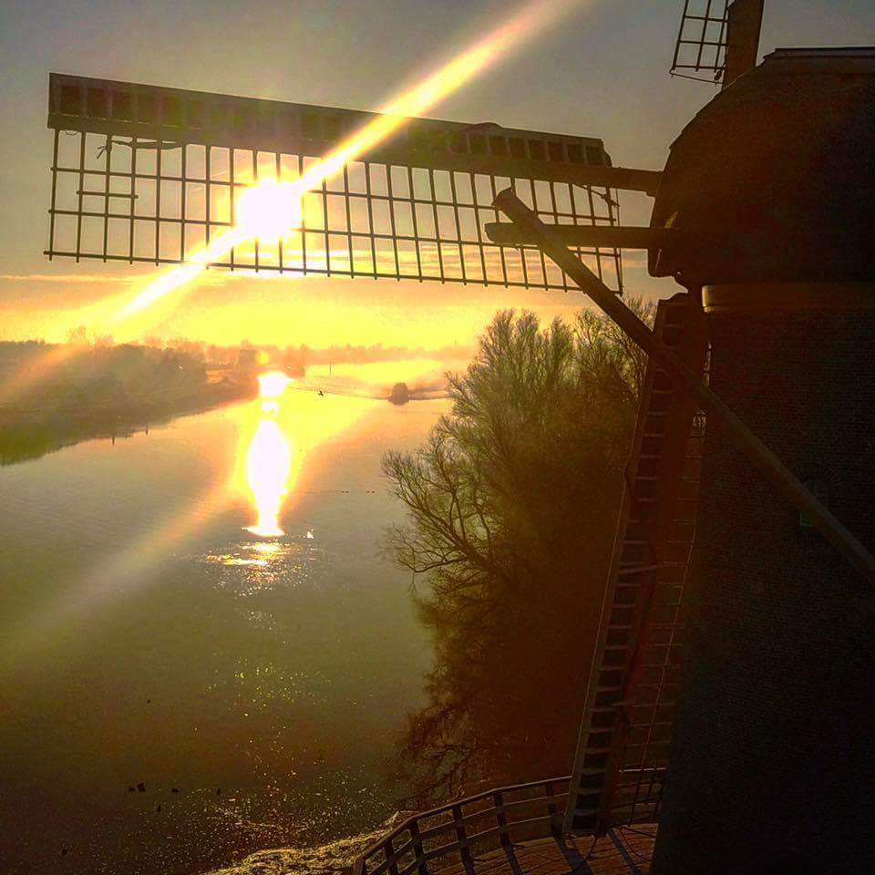 JBNNieuws's tweet photo. #molen #Windlust in #nieuwerkerk aan den IJssel. Deze foto geplaats op onze facebookpagina moeten wij u gewoon laten zien #mooi is uw dorp. https://t.co/x6rMR7AQRA