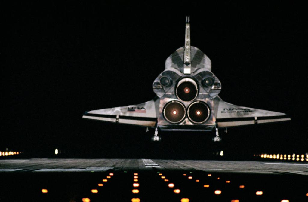 NASAhistory's tweet photo. #Now (2:41 am EST January 20) 1996: Shuttle Endeavour touches down on runway 15 @NASAKennedy wrapping up mission STS-72. (We love this pic) https://t.co/yvi7Riavcj