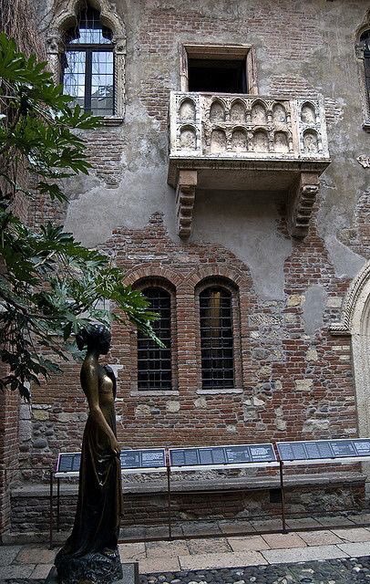 🇮🇹❤️
🔸فيرونا: مدينة الحُب والعشاق وذلك لوجود منزل جولييت كابيلو فيها والشرفة التي كانت تلتقي محبوبها روميو عندها🕊