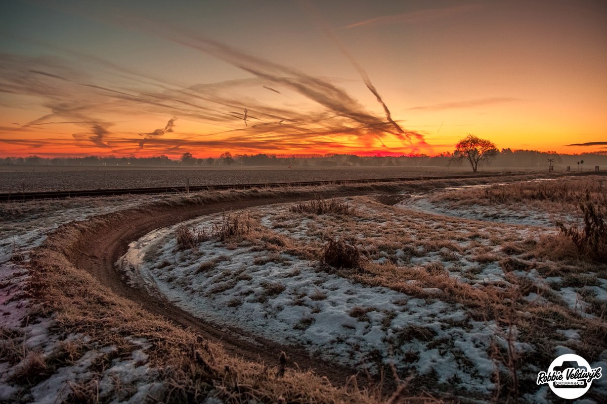 Mooie zonsopkomst in Lieren vanmorgen. @denatuurin_nl <a href="/CanonNederland/">Canon Nederland</a> <a href="/RedactieMooiNL/">Mooi Nederland</a> <a href="/waarneming/">Waarneming.nl</a> <a href="/mooieluchten/">mooieluchten</a> #fotografie