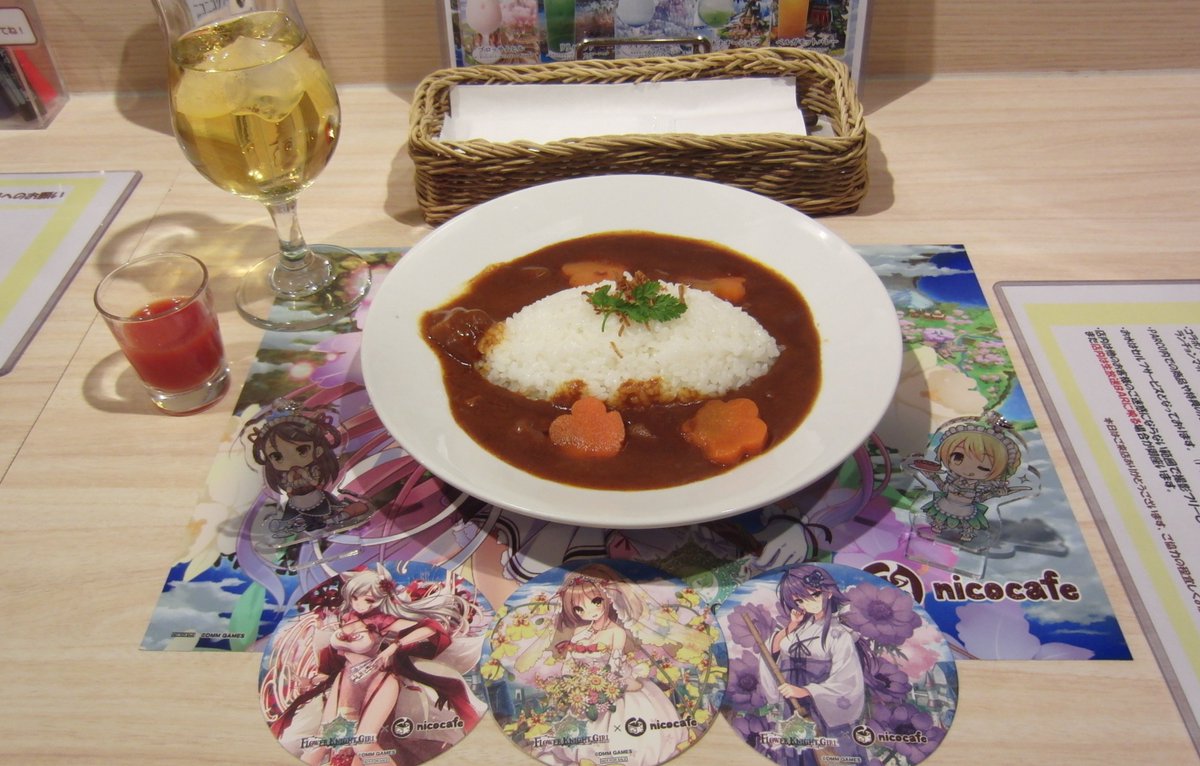 花騎士カフェの進化カトレアさま席は貴重なホワイトボード書き込みを拝みながら食事できる良い席でした。カフェということでメイドなキーホルダーを配置して写真を撮りましたよ!……ちょっと恥ずかしかった!!