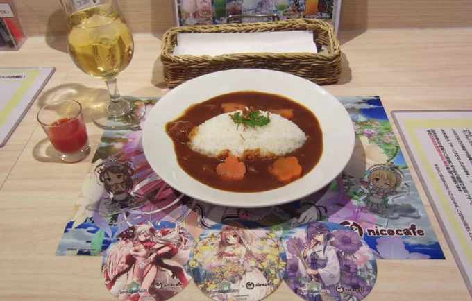 花騎士カフェの進化カトレアさま席は貴重なホワイトボード書き込みを拝みながら食事できる良い席でした。カフェということでメイドなキーホルダーを配置して写真を撮りましたよ!……ちょっと恥ずかしかった!! 
