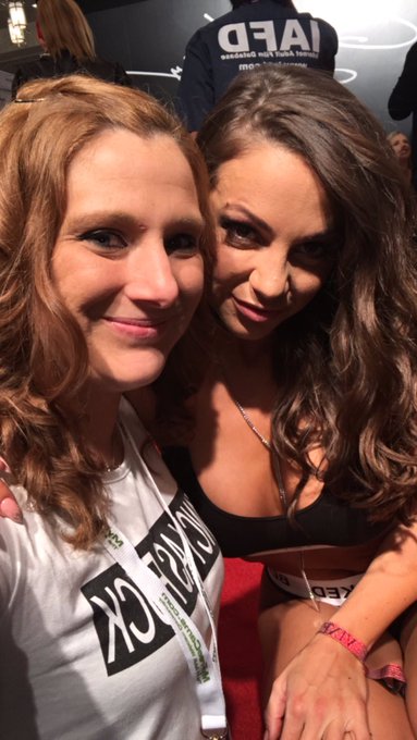 Meeting my hero and the most awesome person ever @MsAbigailMac made my whole Vegas trip!!! Truly love