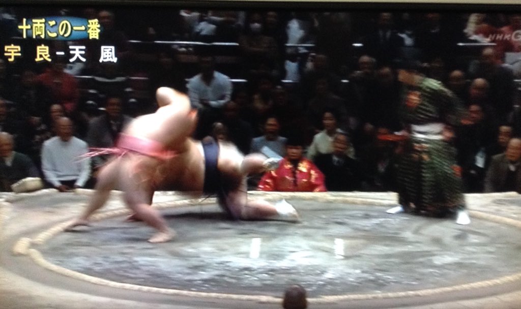 大相撲65年ぶりの決まり手 たすき反り がすごい そんな珍技を瞬時に実況するアナウンサーもすごい Togetter