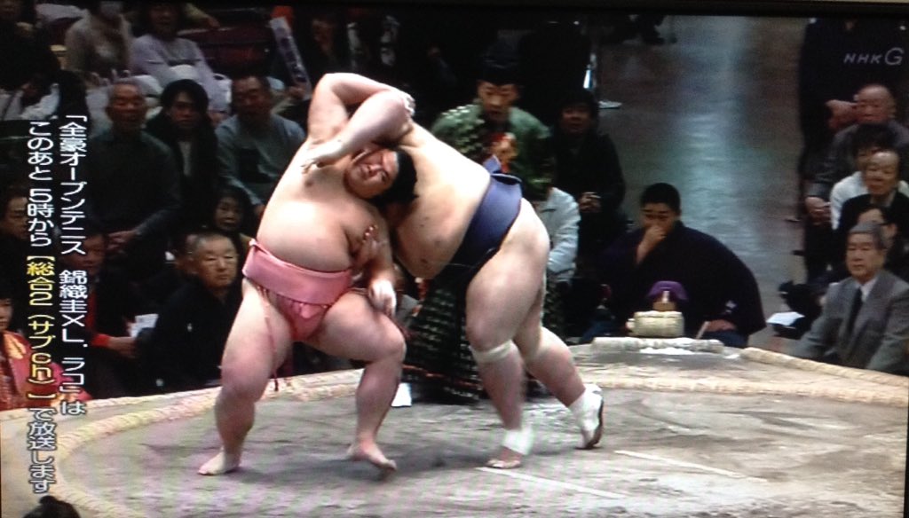 大相撲65年ぶりの決まり手 たすき反り がすごい そんな珍技を瞬時に実況するアナウンサーもすごい Togetter