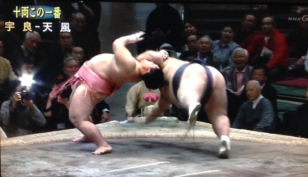 大相撲65年ぶりの決まり手 たすき反り がすごい そんな珍技を瞬時に実況するアナウンサーもすごい Togetter