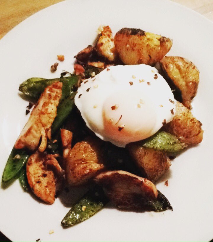 Jam3sEvo's tweet photo. @thebodycoach my attempt at chicken & new potato hash! Very tasty 👍🏼#lean15 https://t.co/8xeLAgxQ0P