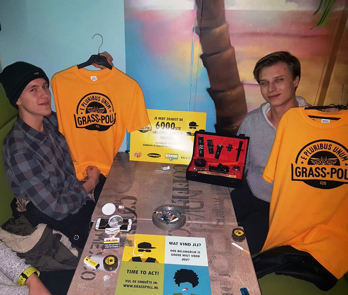 TeamGrasspoll's tweet photo. De 6000e respondent ontving een giftbox in Almere. Vandaag zijn we in coffeeshop Miami en De Os in Leeuwarden! https://t.co/mIDc7wzHYx https://t.co/D2RUYjvPry