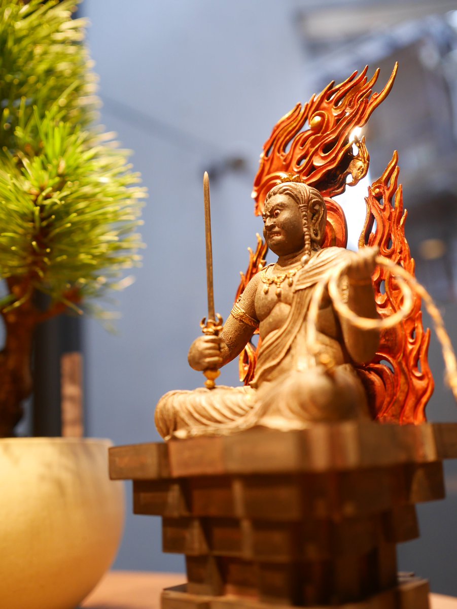 インテリア仏像のイスム イsム Isumu Sur Twitter 怖い形相をしていますが 慈悲深い仏さまです 不動明王は 縄 で衆生を残さず救い 剣で煩悩を立ち切ってくださるといわれています Tanacocoro 掌 不動明王 は 直営店 イスム表参道店で展示中です