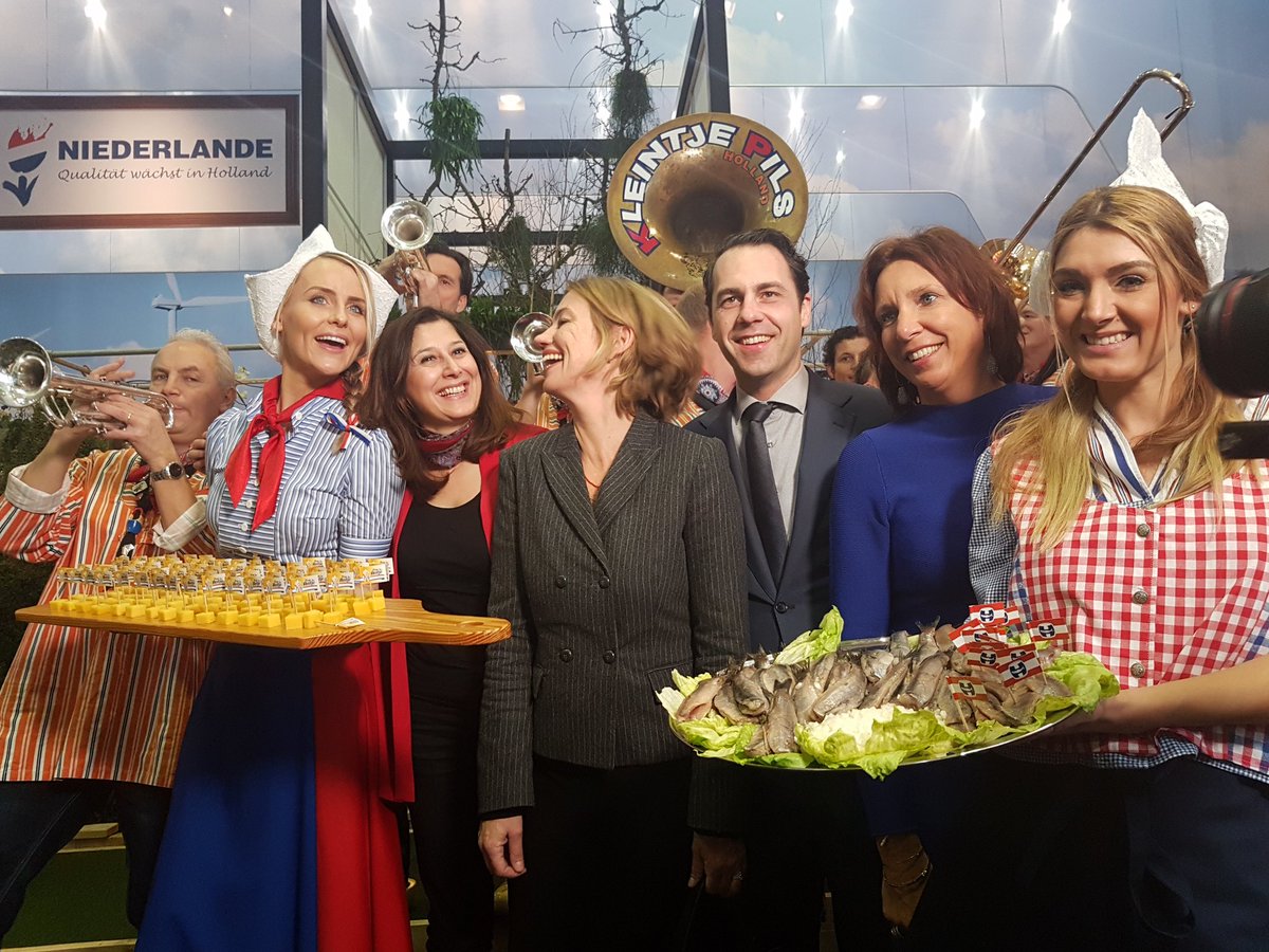 #grünewoche #holland #haring #staatssecretaris van dam #opening #haringenkaas <a href="/visrecepten/">Nederlands Visbureau</a> #haringmeisje typisch Nederlands!