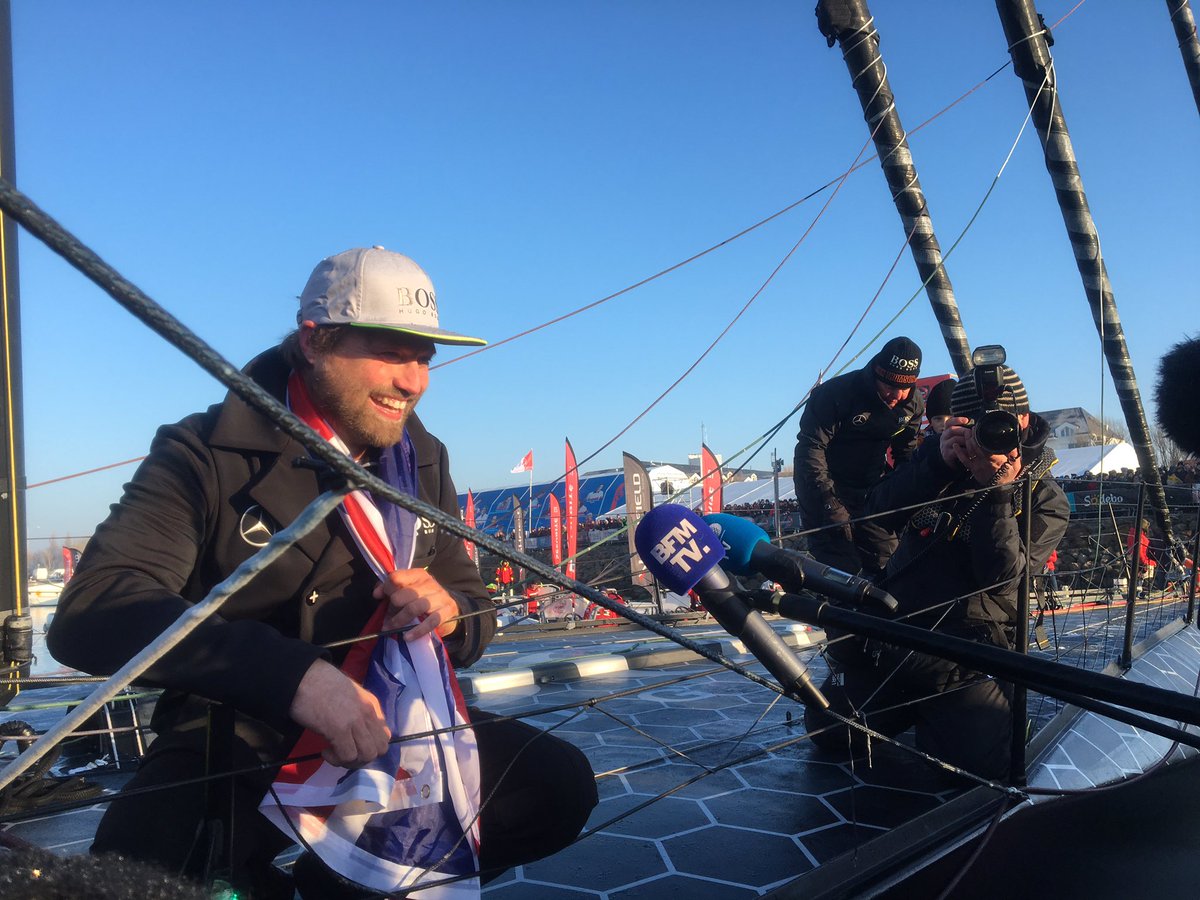Here is back on the dock, with a huge smile <a href="/AlexThomson99/">Alex Thomson</a> <a href="/VendeeGlobe/">Vendée Globe</a> #blackisback #VG2016