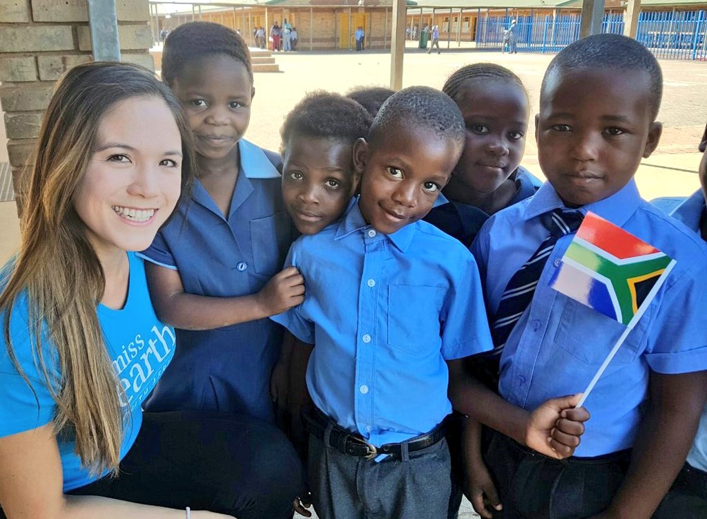 missearth_sa's tweet photo. And of course sharing a #selfie moment with the beautiful children of #FreedomParkPrimary ~#StationeryDrive #MissEarth2017 team giving hope😉 https://t.co/12TZs1r8g8