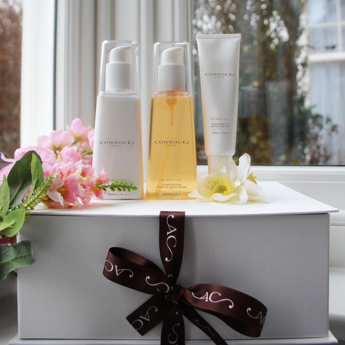 #FreebieFriday for the chance to #Win this <a href="/ConnockLondon/">Connock London</a> Gift Follow Us RT Tag3friends &amp; SignUp bit.ly/2jFLdfn  #Competition