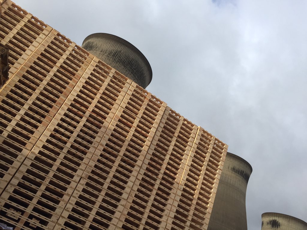 IPTS_Ltd's tweet photo. Happy Friday. Overcast at Ferrybridge the sun ☀️ is threatening to break through. #ISPM15Pallets #NewPallets #4WayPallets #KilnDriedPallets https://t.co/q8Sqrzo3f0
