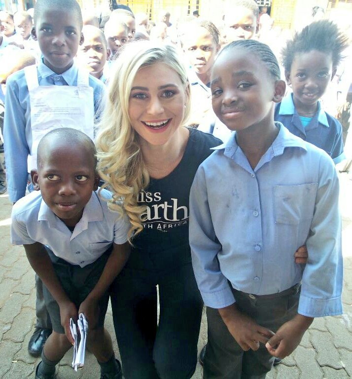 missearth_sa's tweet photo. And of course sharing a #selfie moment with the beautiful children of #FreedomParkPrimary ~#StationeryDrive #MissEarth2017 team giving hope😉 https://t.co/12TZs1r8g8