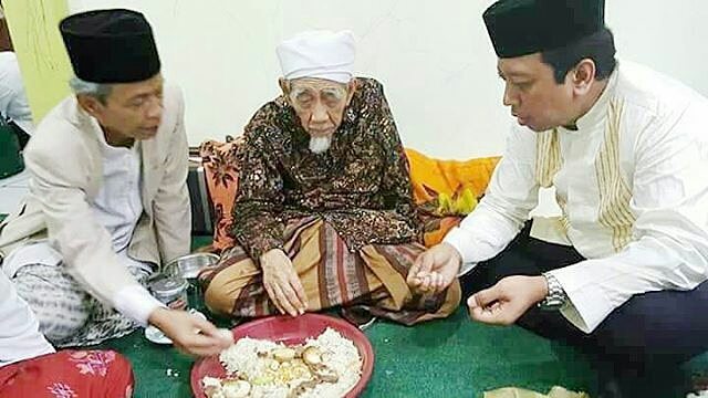 Nutizen's tweet photo. Syaikhuna Maimoen Zubair ini bisa melunturkan rasa sombong kita --------- #MbahMun #Syaikh #KhittahNU #NahdlatulUlama #Ulama #BackToKhittah https://t.co/i0Q97aL8SQ
