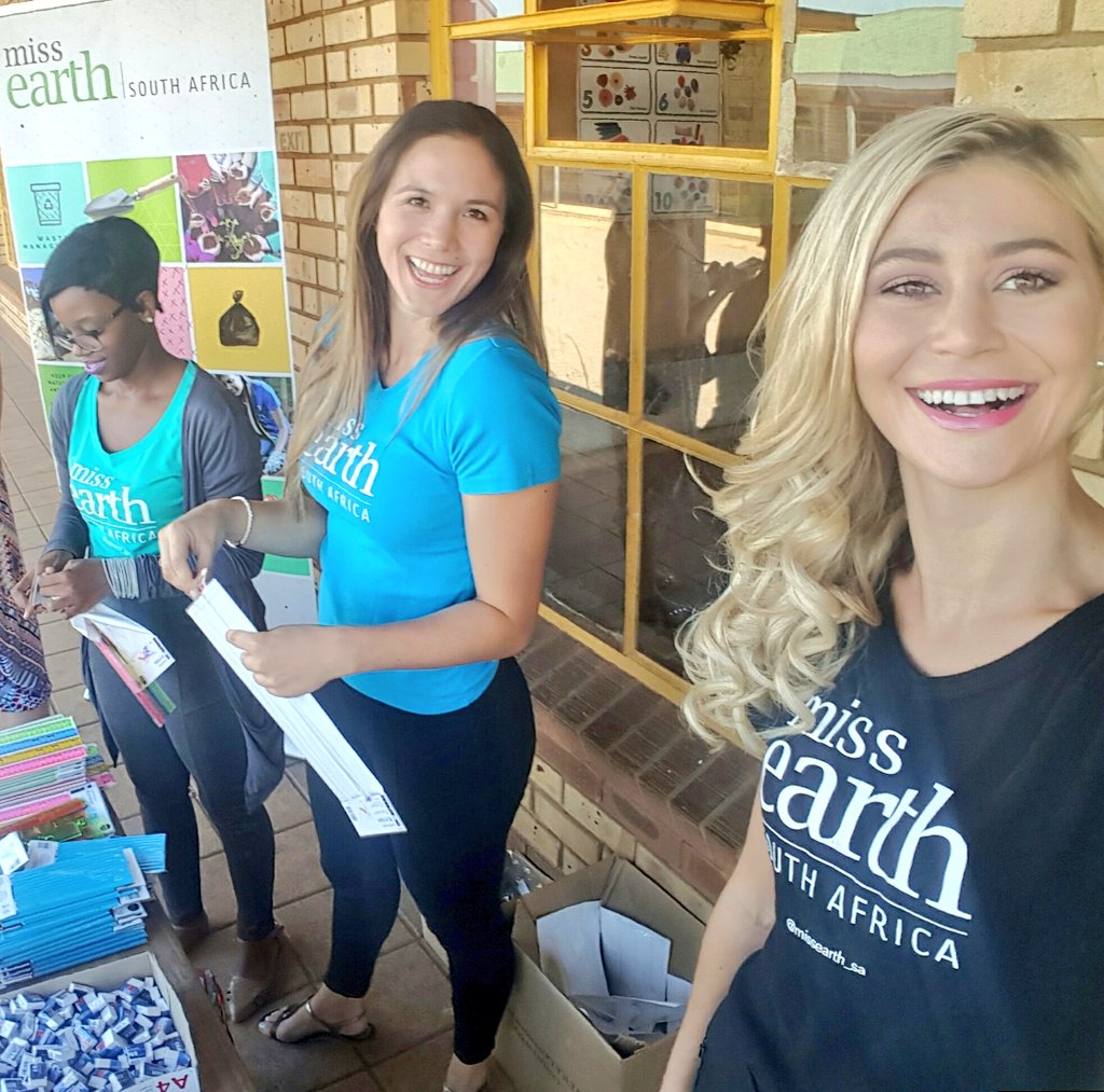 missearth_sa's tweet photo. We make a life by what we give ~ #MissEarth2017 team giving hope through our annual #StationeryDrive at #FreedomParkPrimary 📚✏😀 https://t.co/o8AL59dTu3