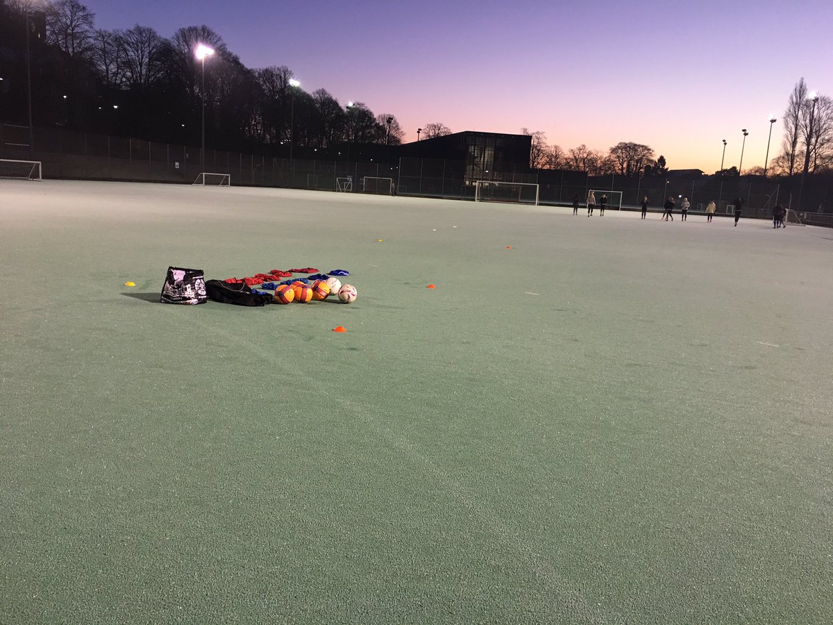 GemDav6's tweet photo. A very frosty (early) morning training session with @UoBWomensFC #BUCSprep #YAMB https://t.co/DJFRWpkc5S