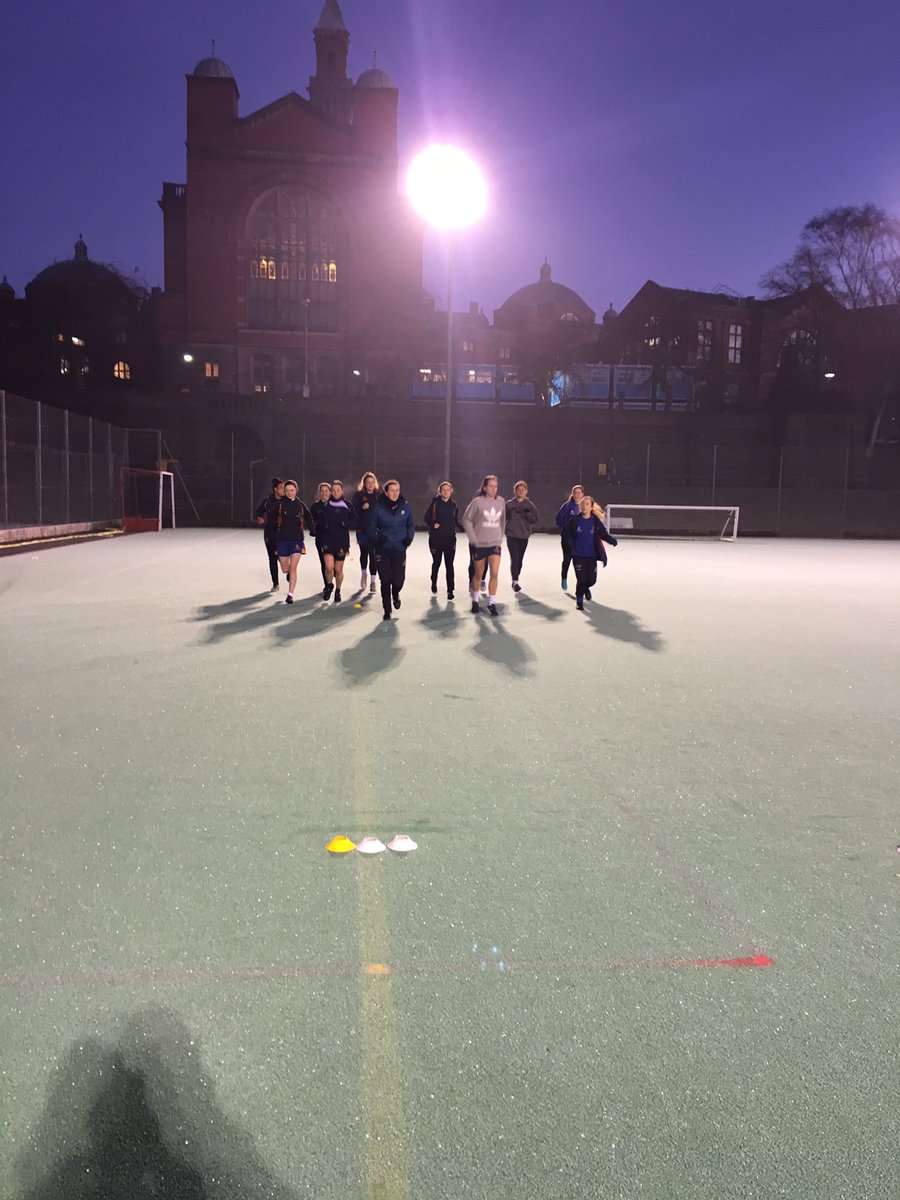 GemDav6's tweet photo. A very frosty (early) morning training session with @UoBWomensFC #BUCSprep #YAMB https://t.co/DJFRWpkc5S