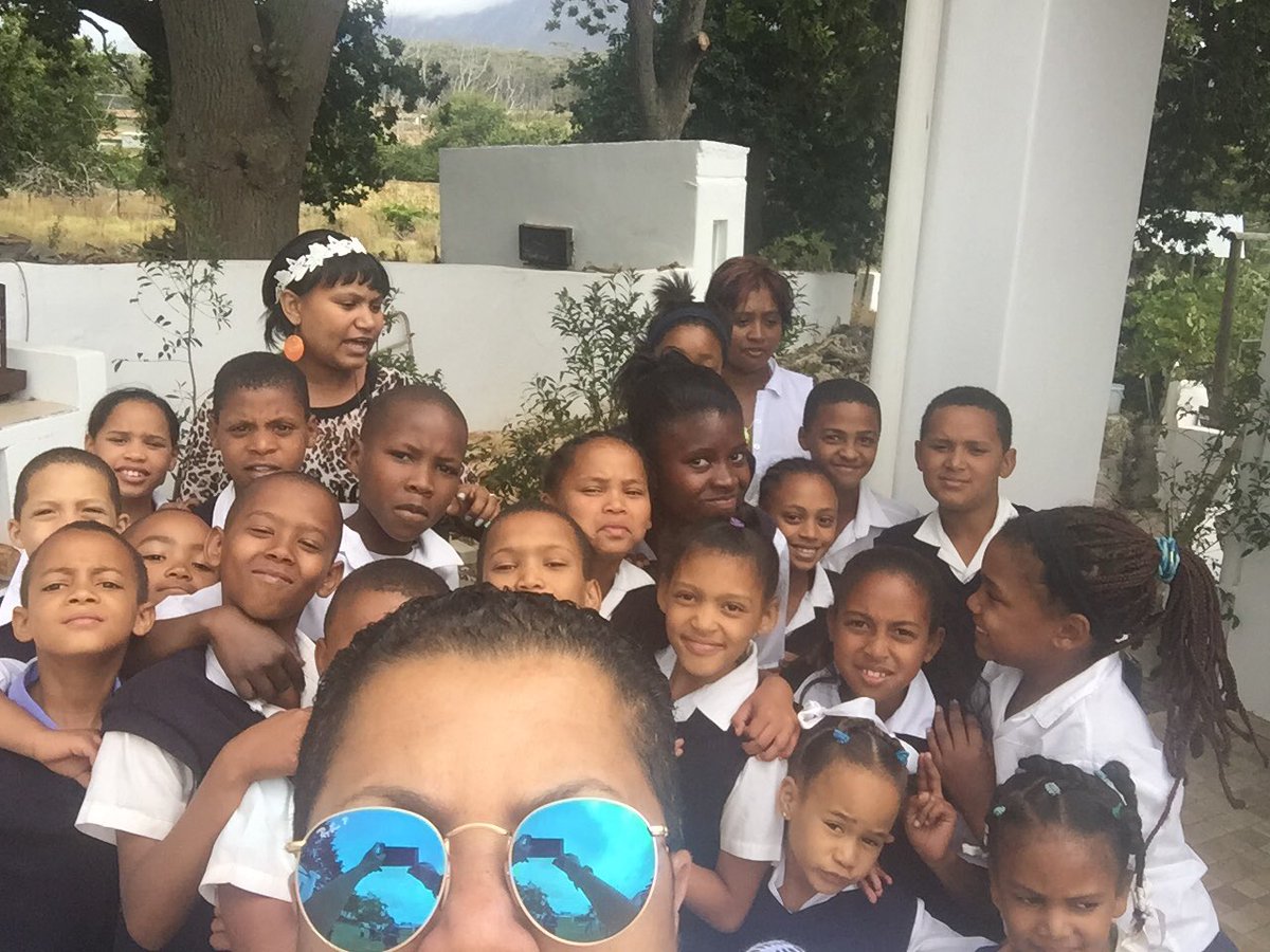 JonesIngrid's tweet image. With the kids involved in #pebblesproject #hemelenaarfevallwy. Thanks @creationwines