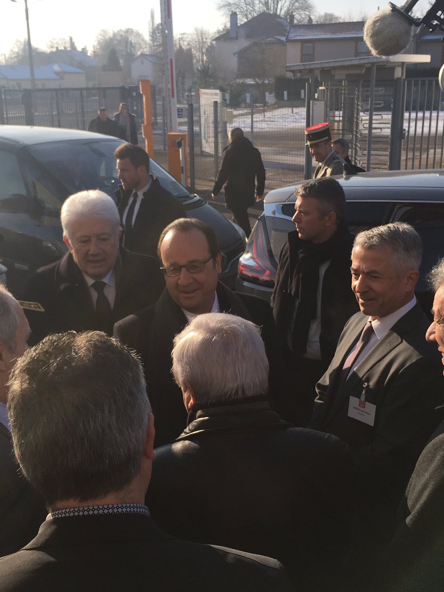 AmeublementFR's tweet photo. Accueil du Président de la République par Dominique Weber pour la visite de l'entreprise #WM88 (Vosges) https://t.co/3Y6urhQgOK