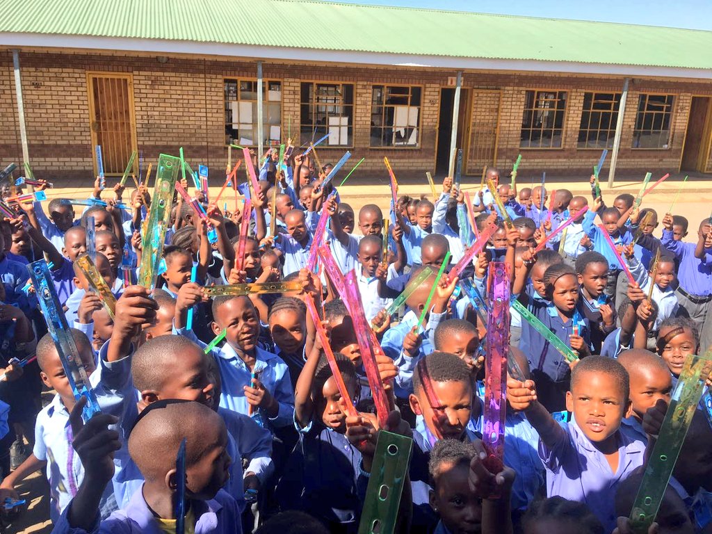 missearth_sa's tweet photo. Let us work to create light for others! 🕯 Sharing special moments with #FreedomParkPrimary ~  #StationeryDrive 📚✏😀
#MissEarth2017 https://t.co/wLI8a653VI