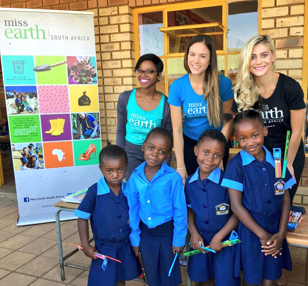 missearth_sa's tweet photo. Let us work to create light for others! 🕯 Sharing special moments with #FreedomParkPrimary ~  #StationeryDrive 📚✏😀
#MissEarth2017 https://t.co/wLI8a653VI