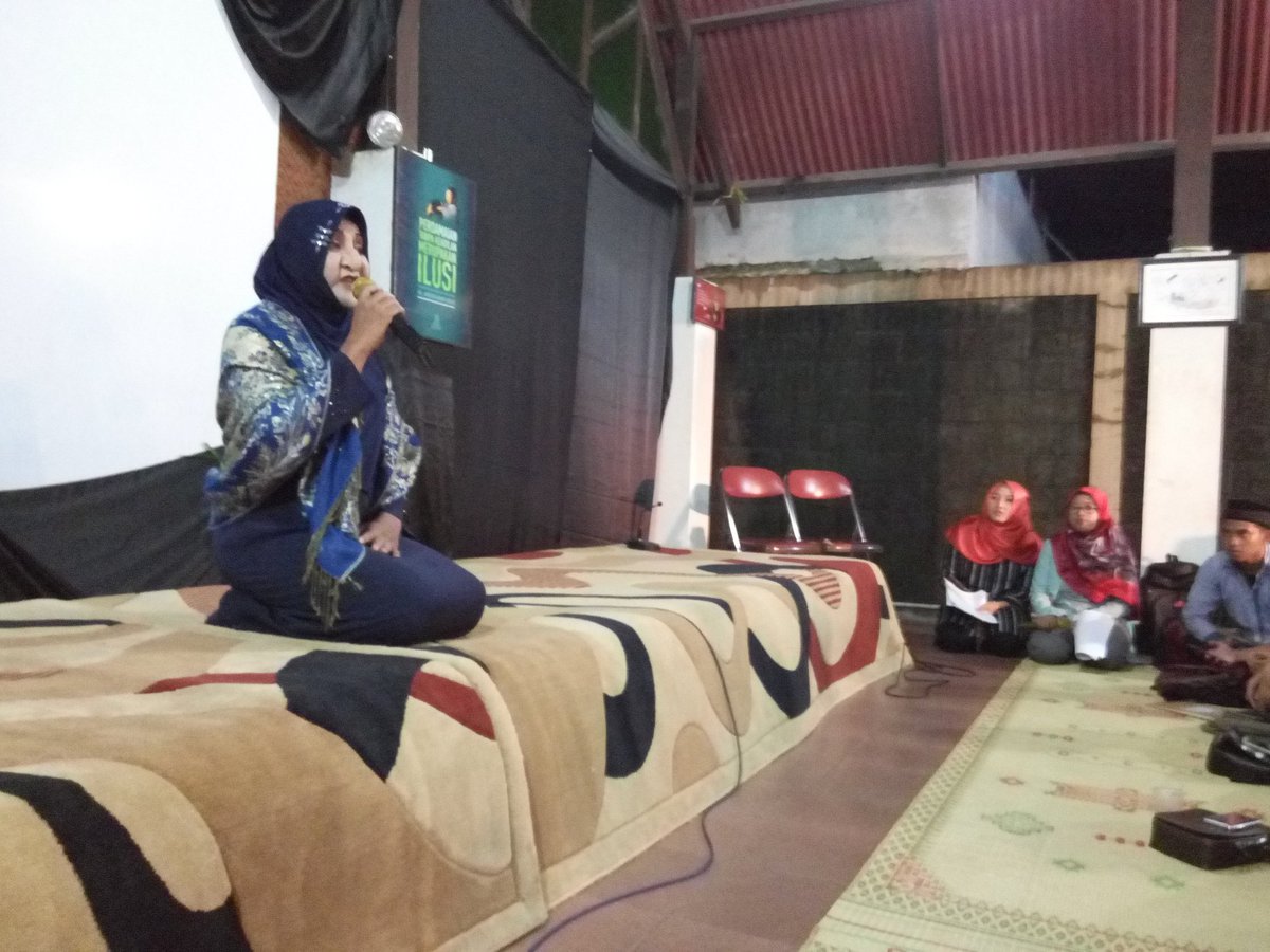 Testimoni pertama Bu Sinta, pengasuh ponpes waria Jogja. Ia bercerita banyak ttg diskriminasi yg masih jamak terjadi di Jogja. Via @santriGD