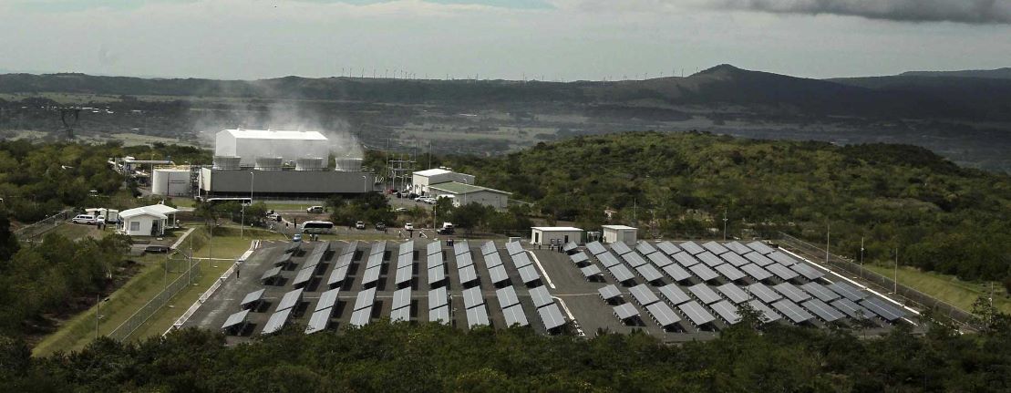 InvenioU's tweet photo. Plata Geotérmica Miravalles III (al fondo, izquierda), y Planta Solar Miravalles han sido grandes laboratorios para nuestros estudiantes. https://t.co/70oBPdTDNx
