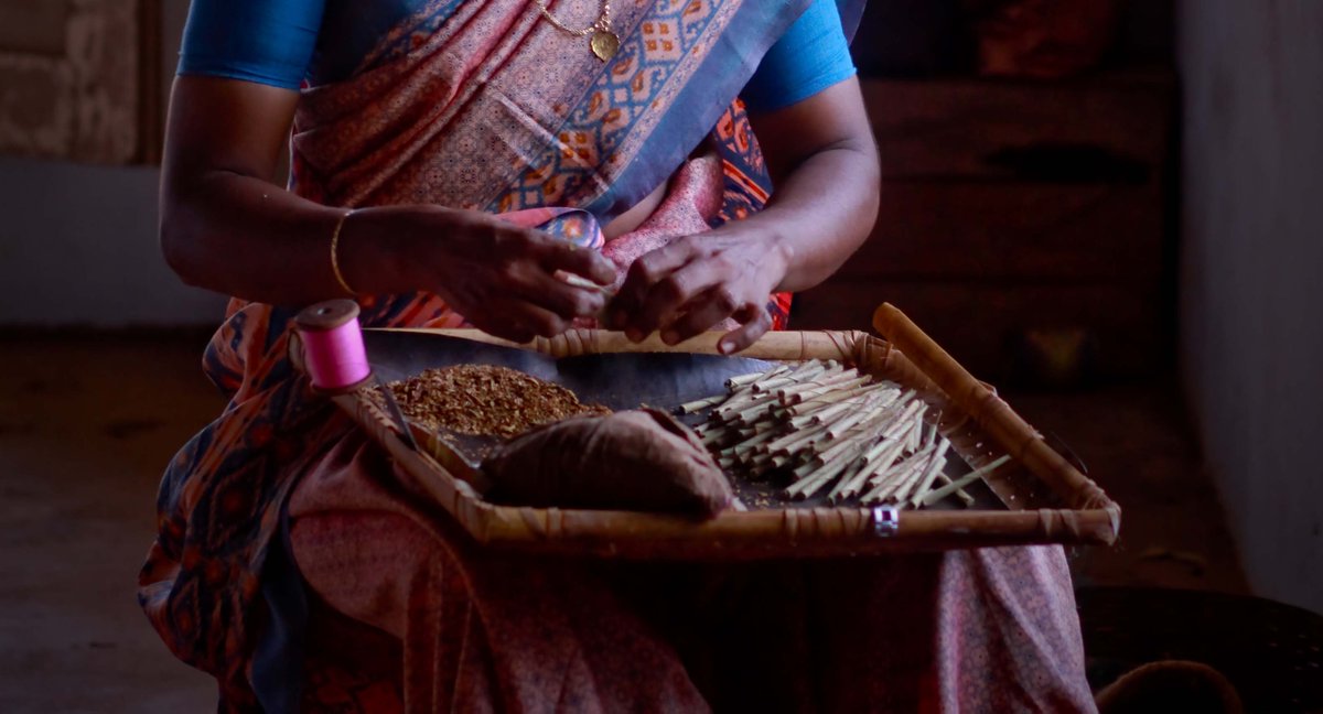 SLRCtweet's tweet photo. Why women's work in Sri Lanka can be seen as structural violence: 

https://t.co/oVgqxmVFXx https://t.co/MgvvL1aUPE