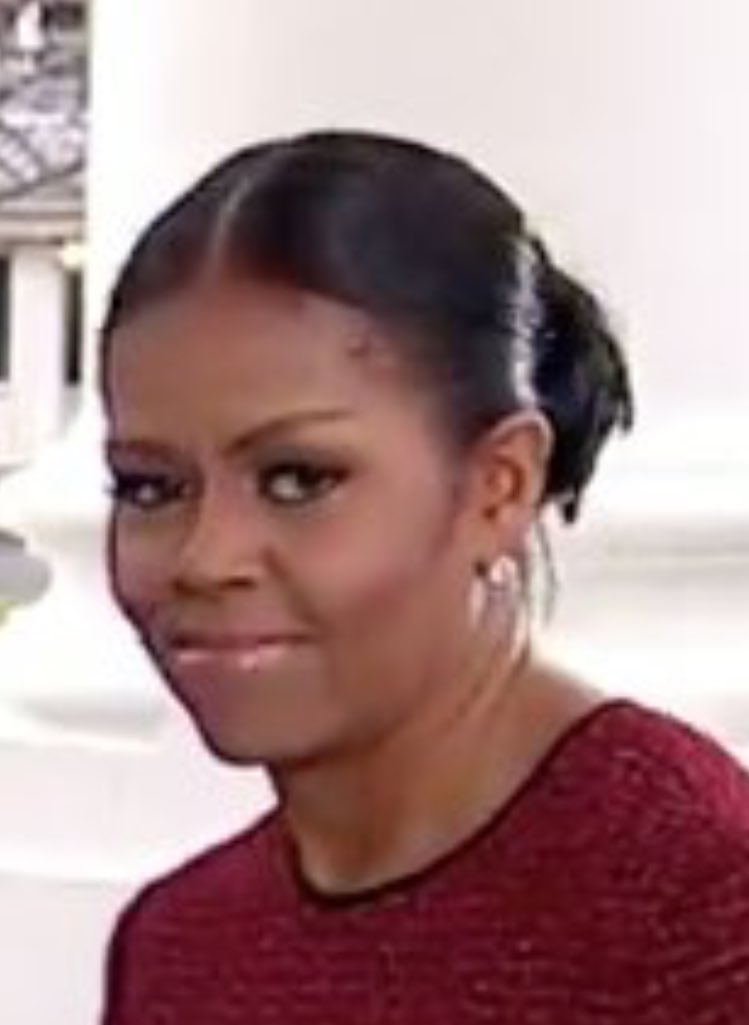 ellieirl's tweet photo. she's staring into the camera like the characters on the office do when something stupid as fuck happens https://t.co/NKBrohDyZg