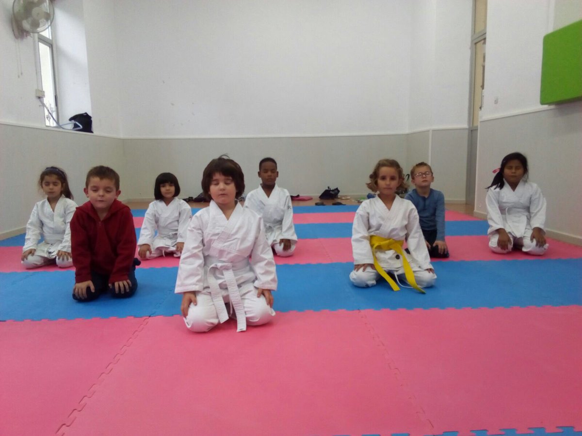 ClubAbetmar's tweet photo. Los alumnos de karate de baildeport en el colegio Luis Vives! Gracias toni! #baildeport #karate #karate extraescolares #karateextraescolares https://t.co/LjCPbsvxuZ