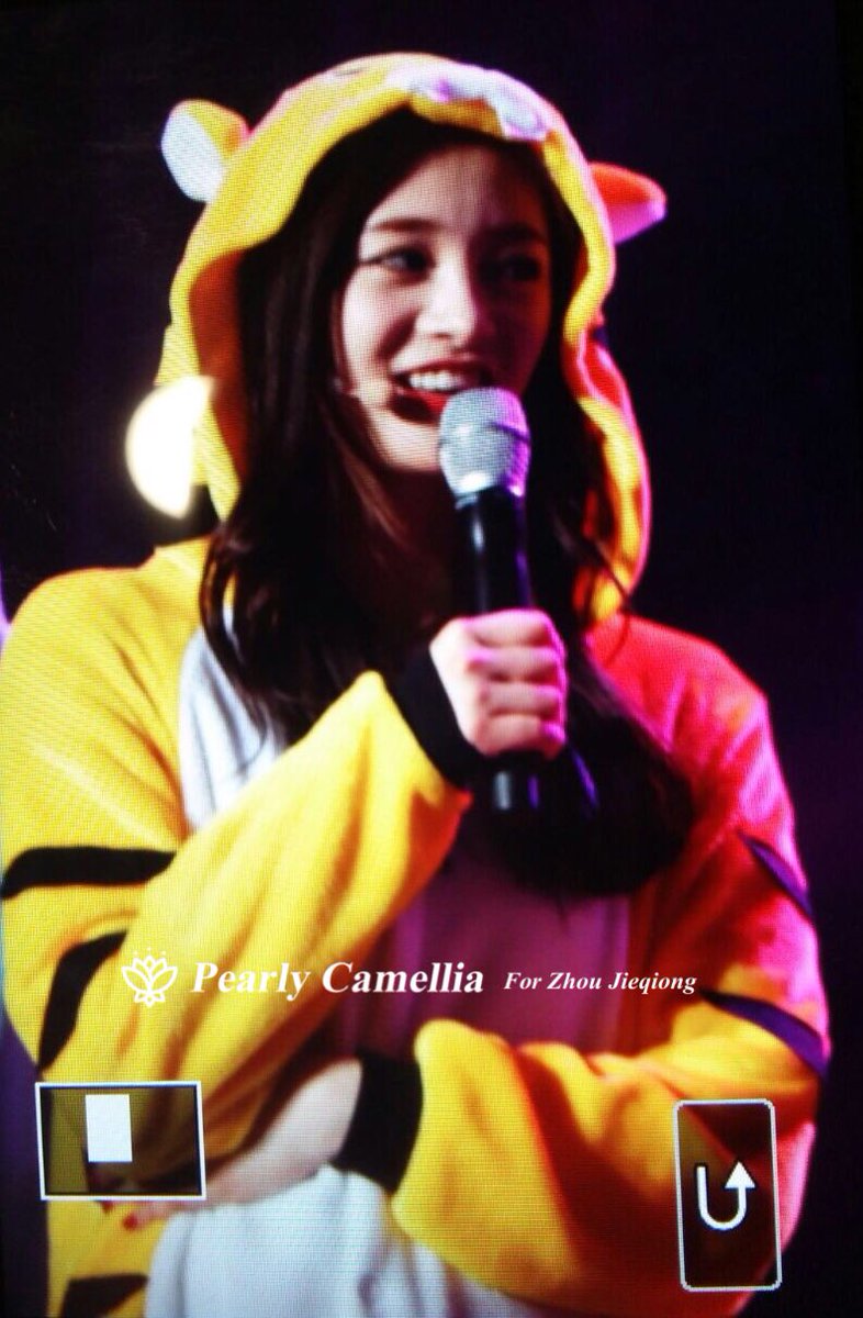 zhoujieqiongnet's tweet photo. 170120 타임슬립 콘서트 프리뷰
Little Baby Tiger🐯❤
#주결경 #결경 #JIEQIONG #ioi #아이오아이 https://t.co/7vi90JiNYD