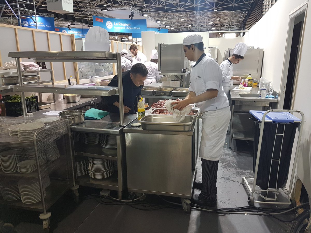 VillageRungis's tweet photo. Le #showcocking  et le restaurant du @VillageRungis bat son plein pour être fin prêt pour l'ouverture du #Sirha2017 https://t.co/3OkvOD3uSI