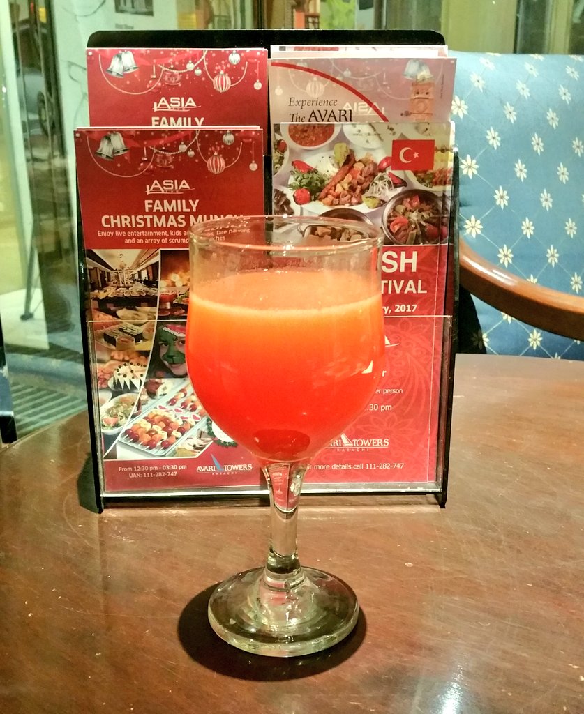 OhMyMascara_'s tweet photo. At #TurkishFoodFest with @DMisHaram! #AvariTowersKhi https://t.co/wOuzJYfDGV