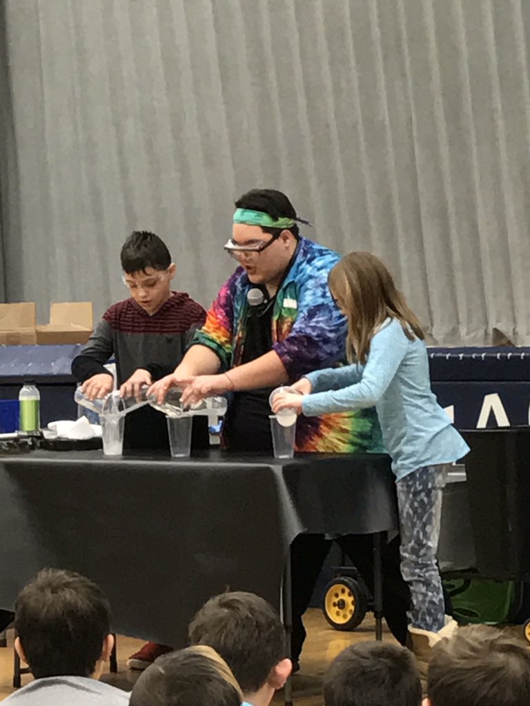 MWES_Valenti's tweet photo. Enjoying experiments &amp; science storytelling with #sciencetellers #mweschool @MrsSzoc https://t.co/fRPkfKkd4N