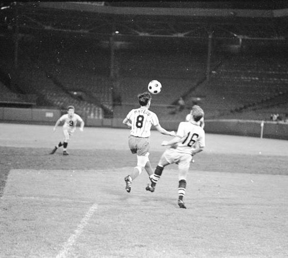 ClassicNASL's tweet photo. From 1968, #ClevelandStokers at #BostonBeacons in #FenwayPark. #NASL https://t.co/ng4ghcFRXz