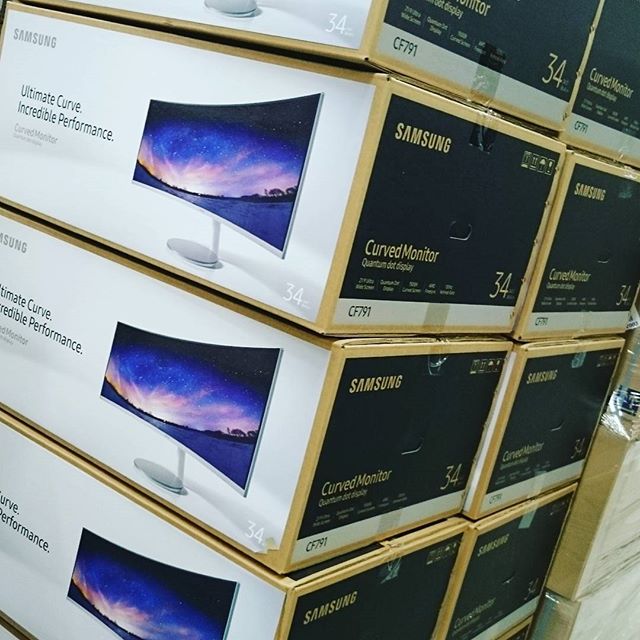 Jimms_fi's tweet photo. Saatiin @samsung 34" #cf791 #quantumdot #curvedmonitor hyllyyn, ekojen joukossa Suomessa! 👌#datcurve #kurvitkohdallaan 👅 📷: @jimmspc https://t.co/JVhWgEMsjy