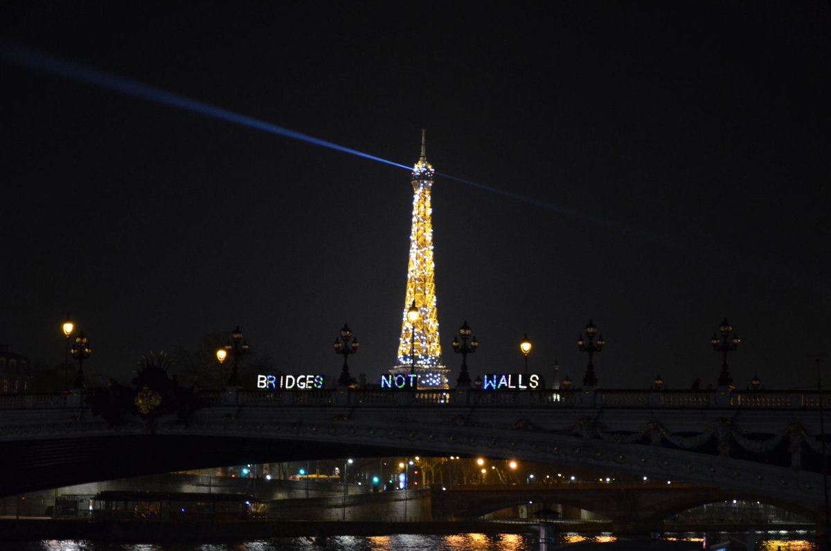 This is a message being shared across the world right now 🕊
#bridgesnotwalls #Inauguration