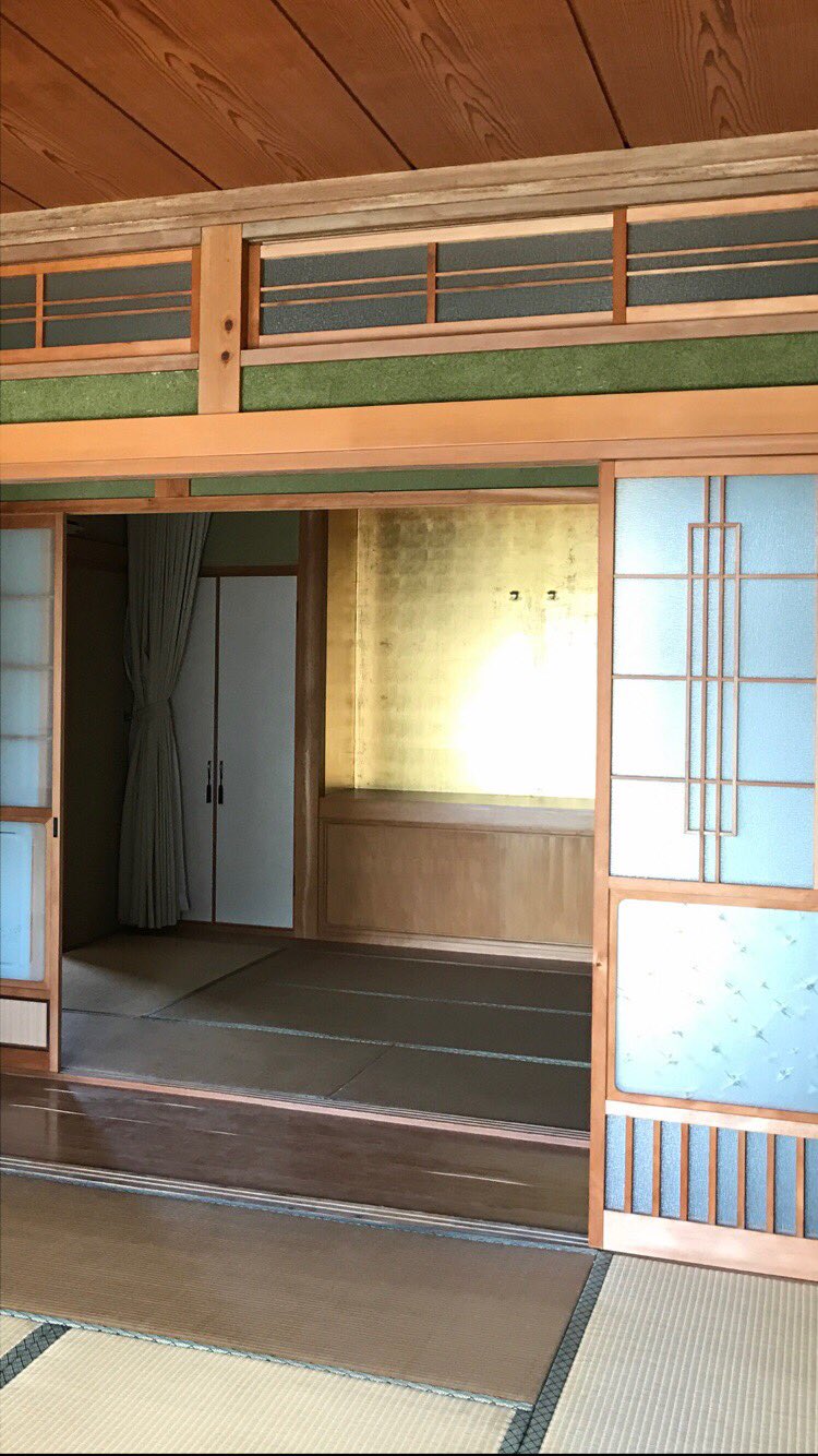 こすおん 平生スタジオ和室 二階にあります 黒い砂壁の珍しい雰囲気なので そのうちどうにかしたいです 本物金粉が使われた 謎の金ピカ部屋も好きに使って下さい T Co Zfdxfp66mg Twitter